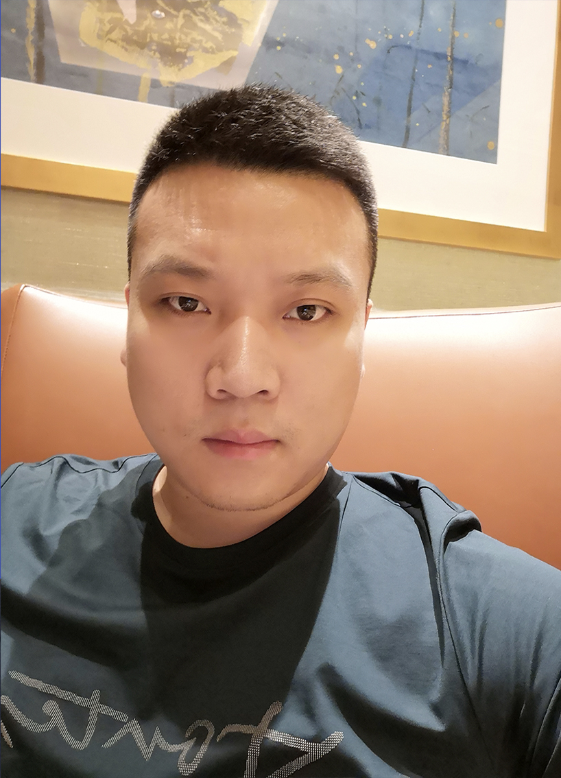 李伟.jpg